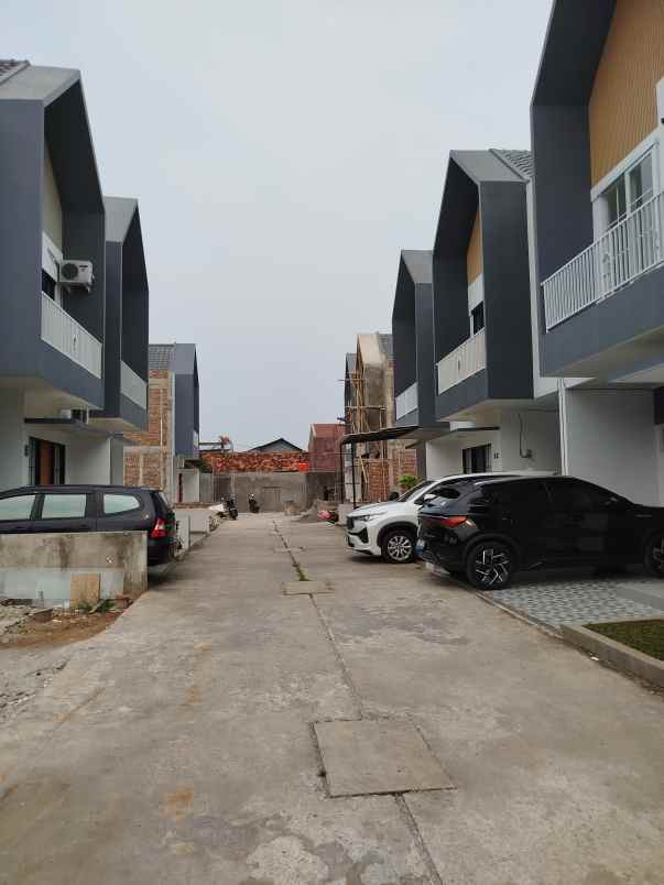 rumah siap huni dekat lrt cikunir dan tol pondok gede