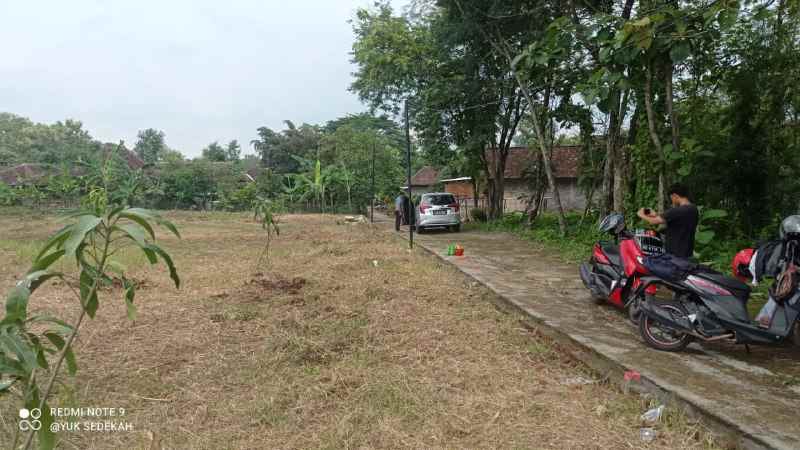 tanah pekarangan dekat waduk dan pasar mulur sukoharjo