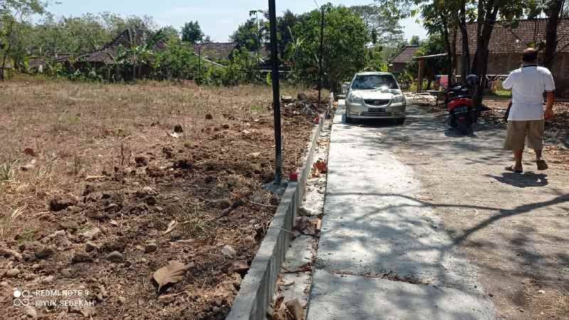 tanah pekarangan dekat waduk dan pasar mulur sukoharjo