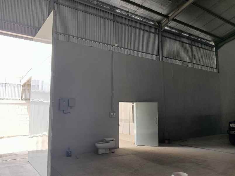 di sewakan gudang kondisi clean di area caringin