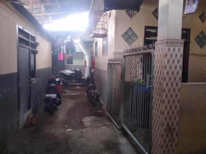 dijual kost jalan raya sambikerep
