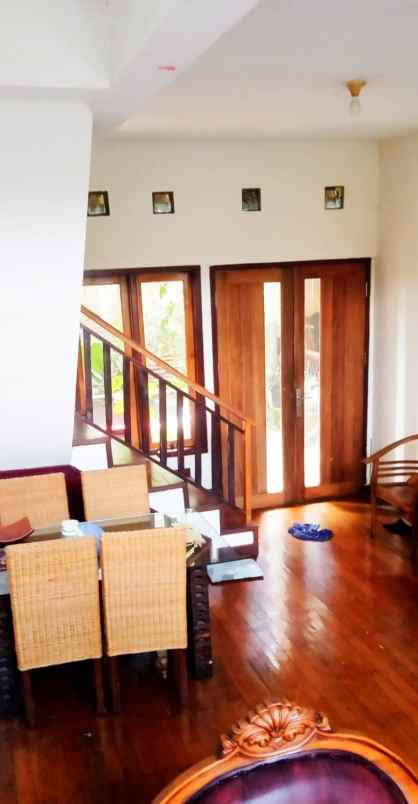 dijual rumah 2 lantai lokasi dinoyo