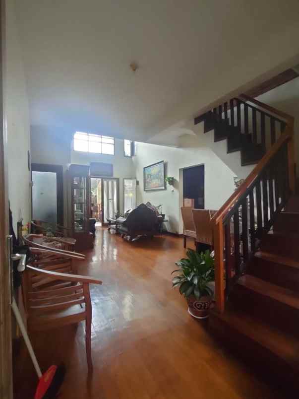 dijual rumah 2 lantai lokasi dinoyo