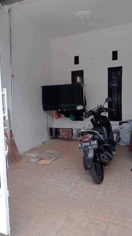 dijual rumah 2 lantai siap huni depok