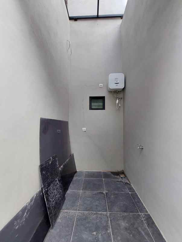 dijual rumah 3 km ke universitas mercu