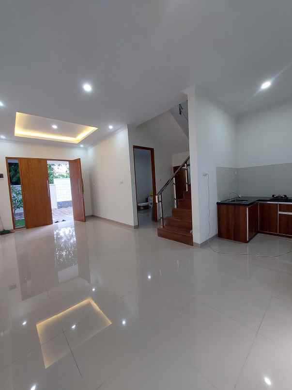 dijual rumah 3 km ke universitas mercu