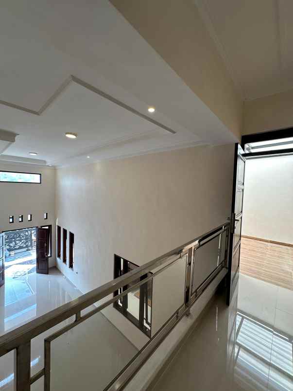 dijual rumah araya