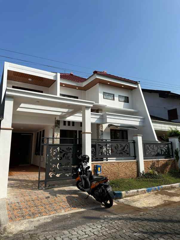 dijual rumah araya