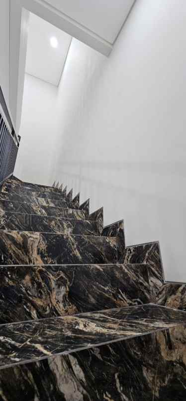 dijual rumah babatan pantai