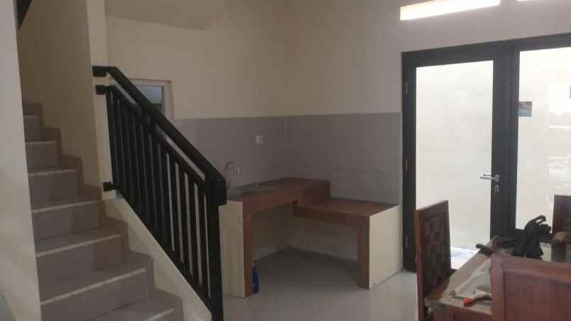 dijual rumah cluster di jl jambore