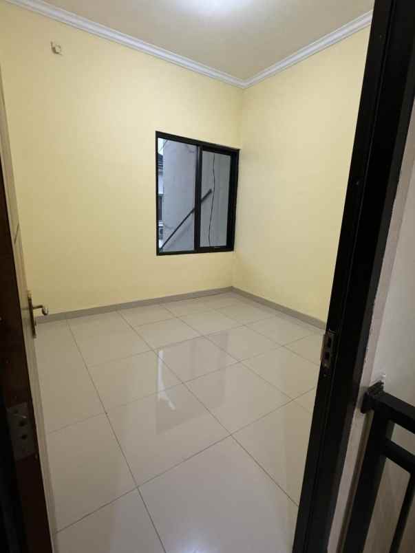 dijual rumah cluster di jl jambore