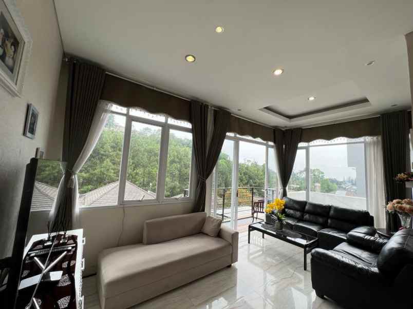 dijual rumah dago pakar