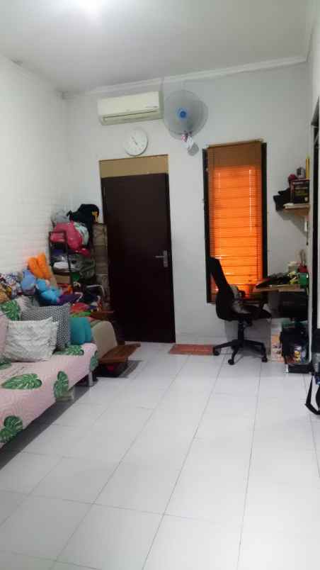 dijual rumah dekat graha raya