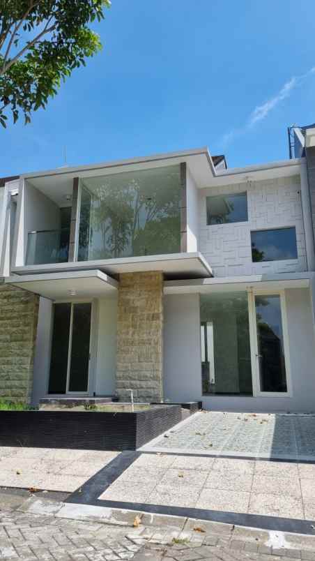 dijual rumah di citraland surabaya