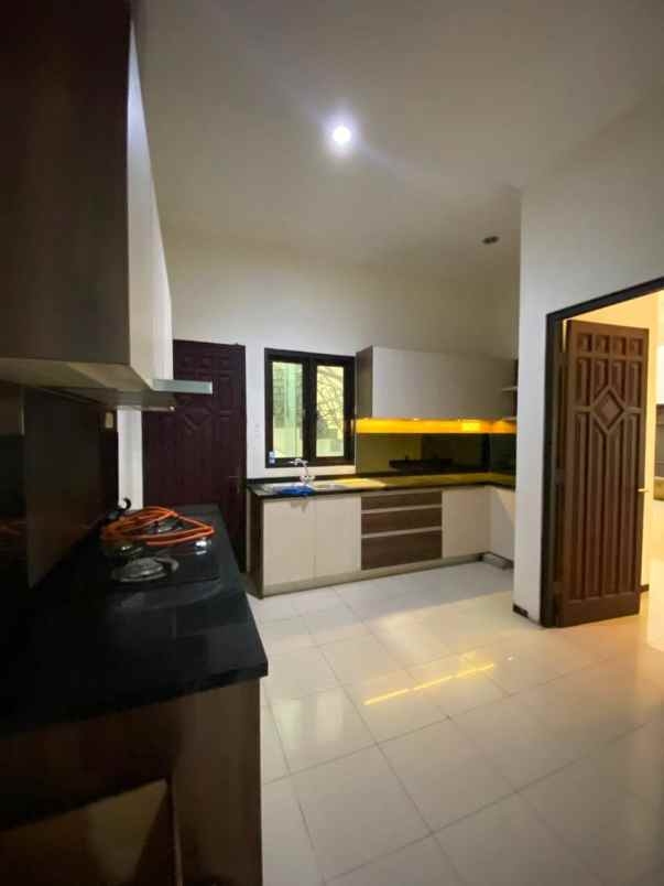 dijual rumah graha family