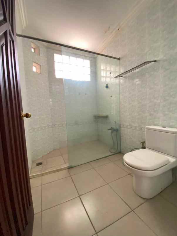 dijual rumah graha family