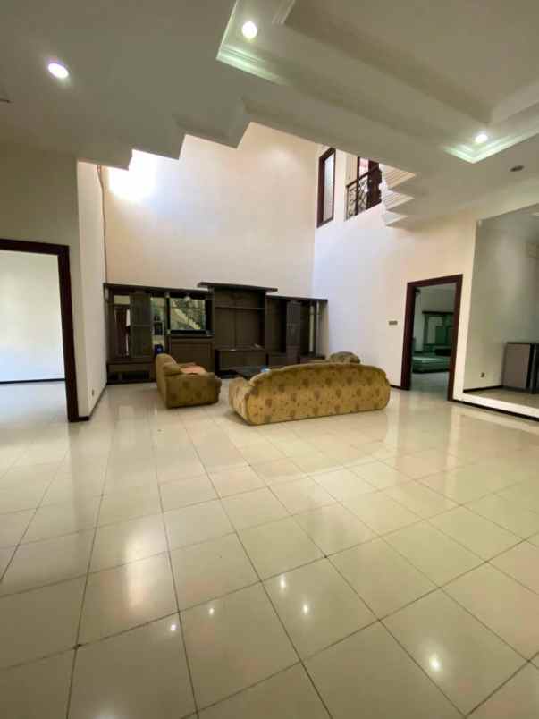 dijual rumah graha family