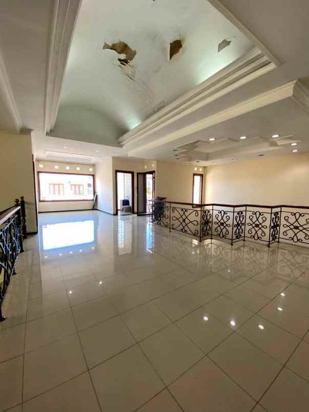 dijual rumah graha family