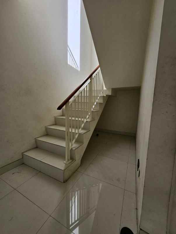 dijual rumah grand pakuwon