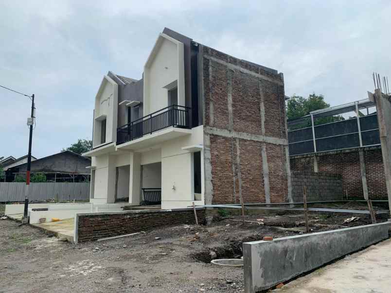 dijual rumah jalan kaliurang km 12