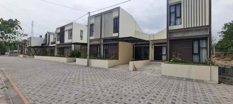 dijual rumah jalan kaliurang km 12