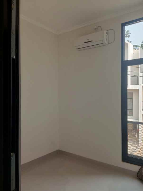 dijual rumah jalan raya buaran rawa buntu