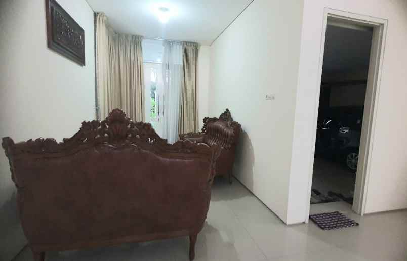 dijual rumah jalan royal residence