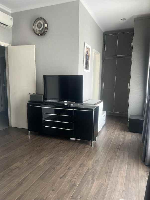 dijual rumah jl bouevard raya gading