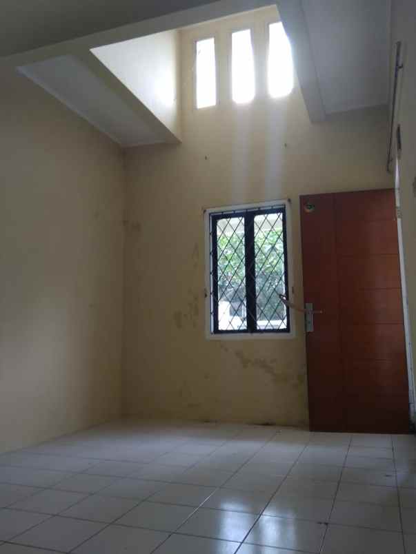 dijual rumah jl komplek bumi adipura