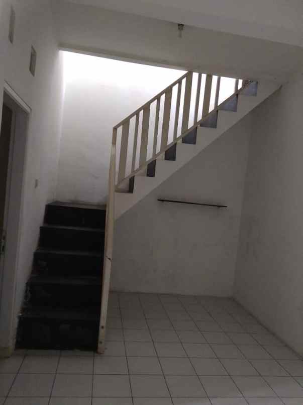 dijual rumah jl komplek bumi adipura