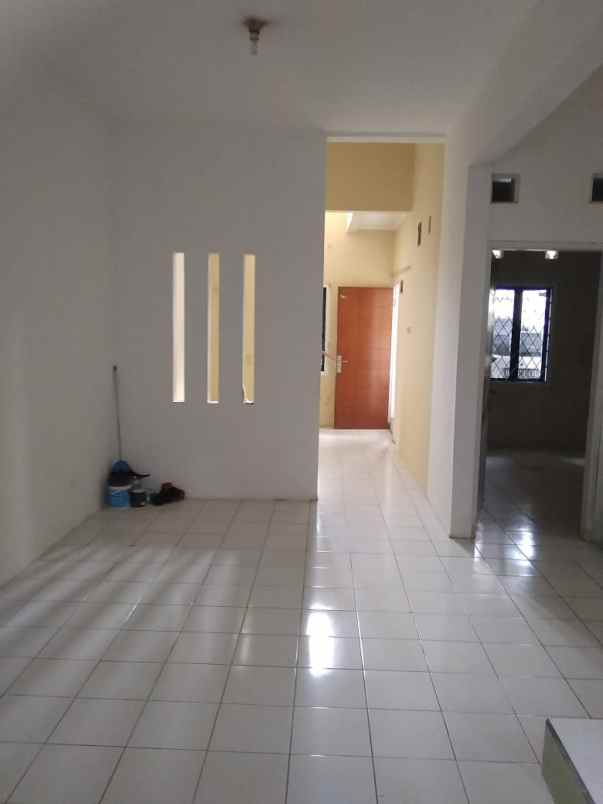 dijual rumah jl komplek bumi adipura