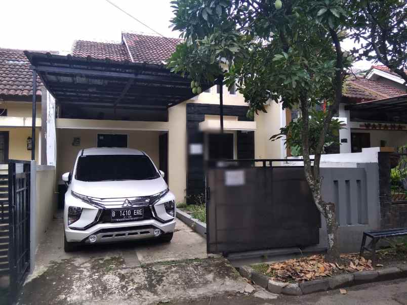 dijual rumah jl komplek bumi adipura