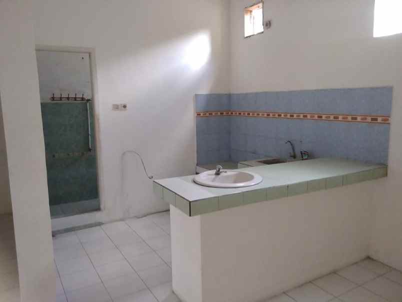 dijual rumah jl komplek bumi adipura