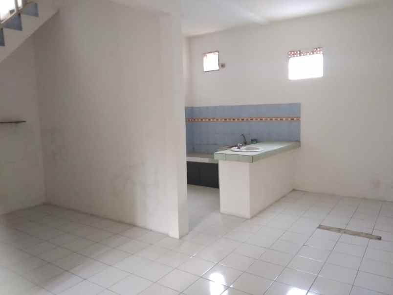 dijual rumah jl komplek bumi adipura