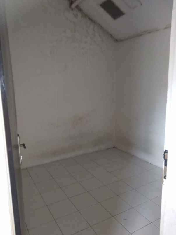 dijual rumah jl komplek bumi adipura