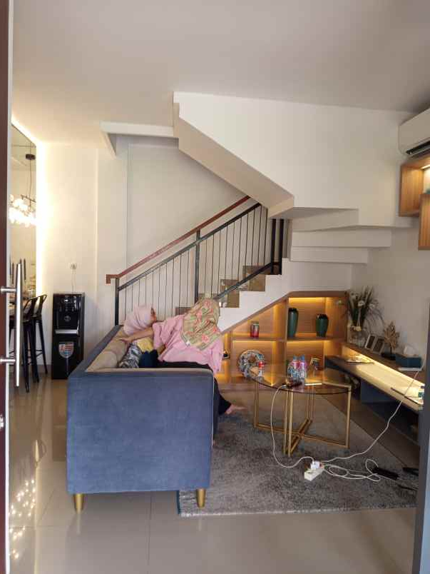 dijual rumah jl raya mustikasari kota