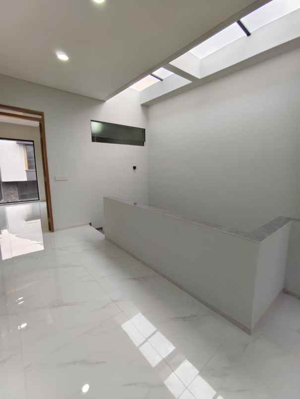 dijual rumah jl setraduta