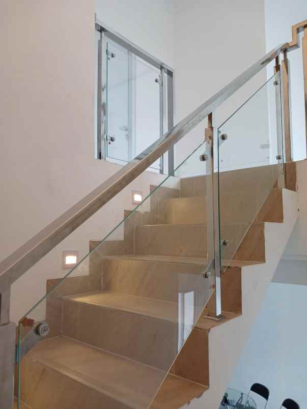 dijual rumah jln mayang pratama