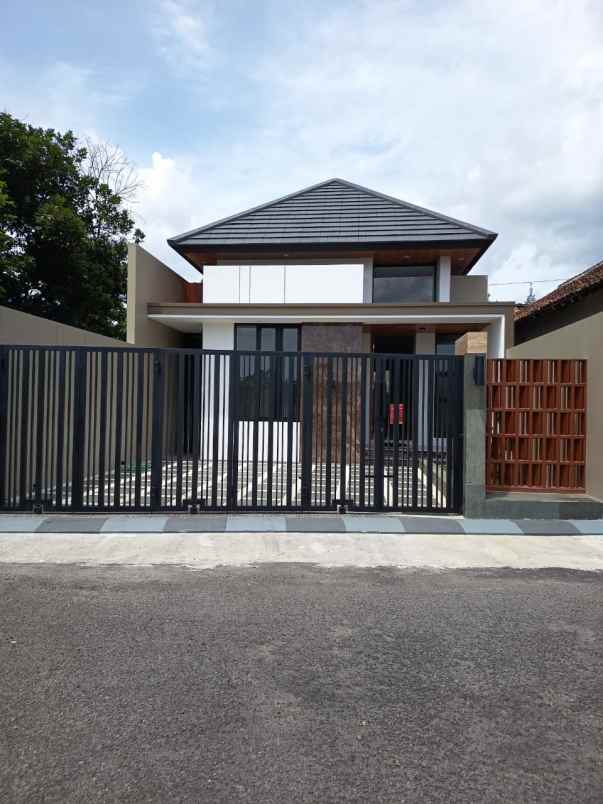 dijual rumah kaliurang km 10