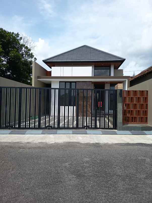dijual rumah kaliurang km 10
