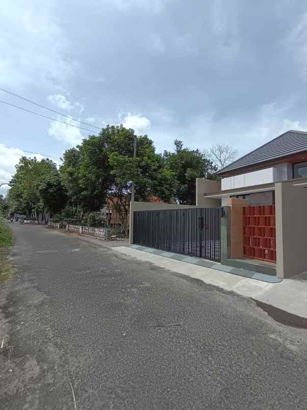dijual rumah kaliurang km 10