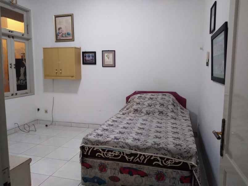 dijual rumah keluarga besar usaha kost 12 pintu