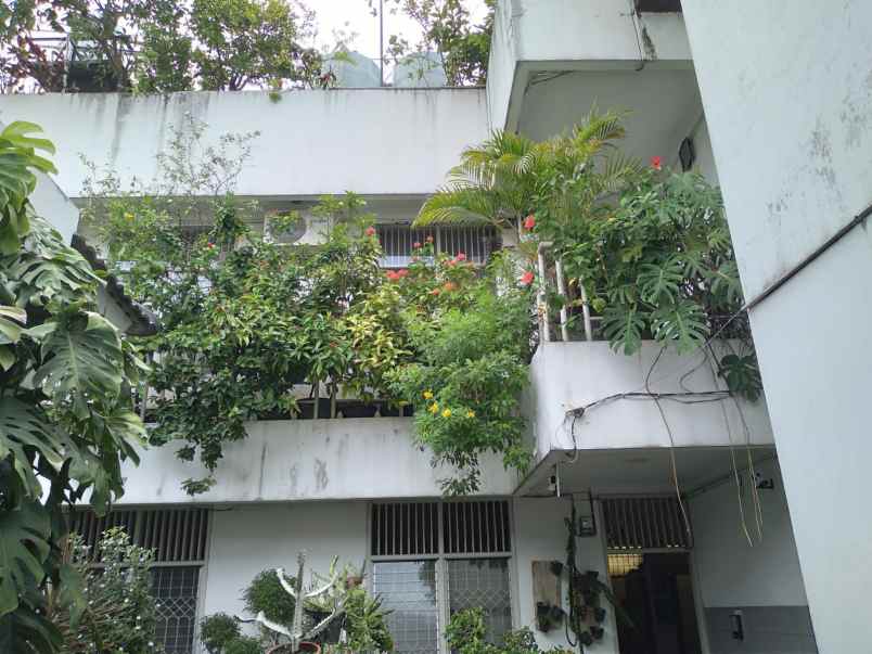 dijual rumah keluarga besar usaha kost 12 pintu