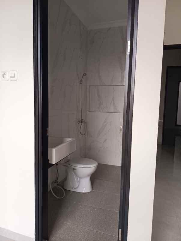 dijual rumah klampis semolo timur