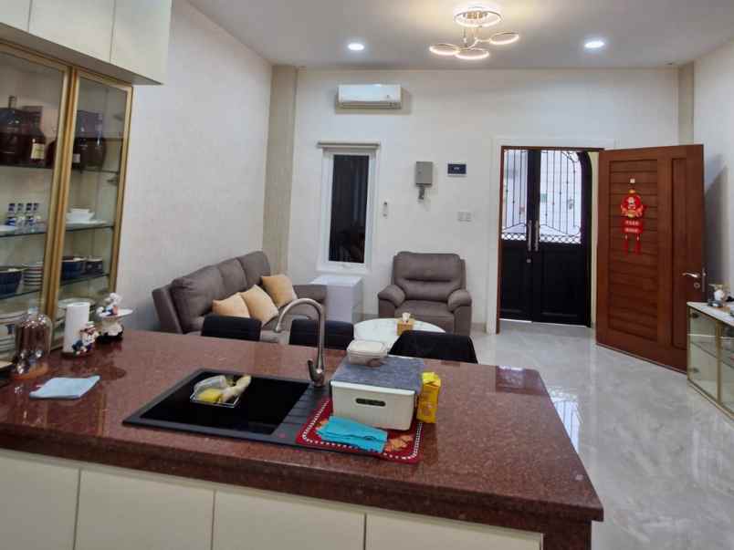 dijual rumah komplek cemara asri