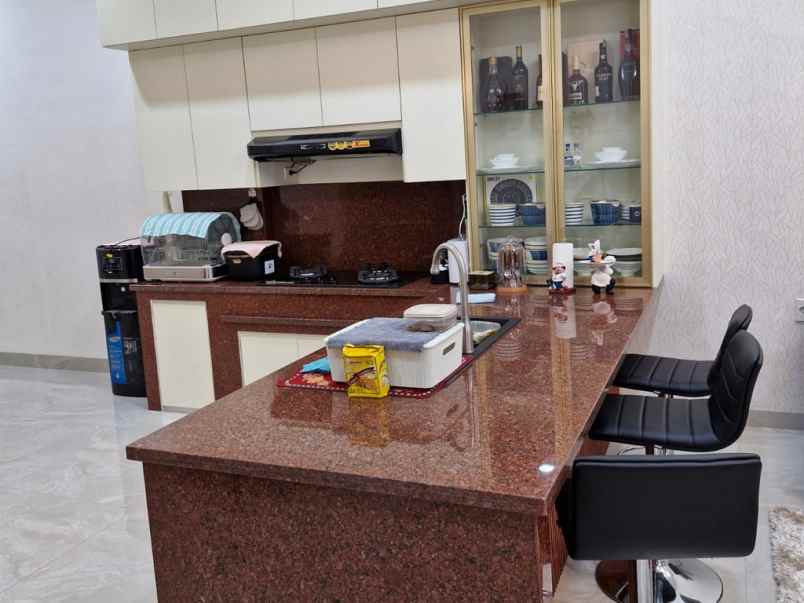 dijual rumah komplek cemara asri