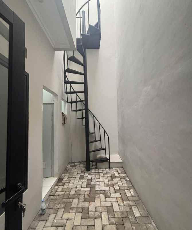 dijual rumah komplek megapolitan cinere