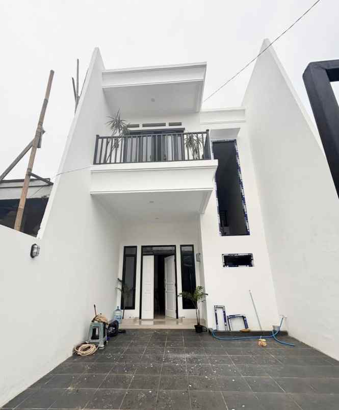 dijual rumah komplek megapolitan cinere