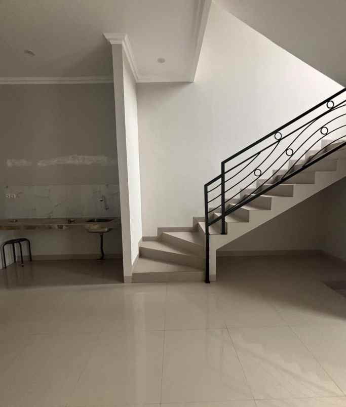 dijual rumah komplek megapolitan cinere