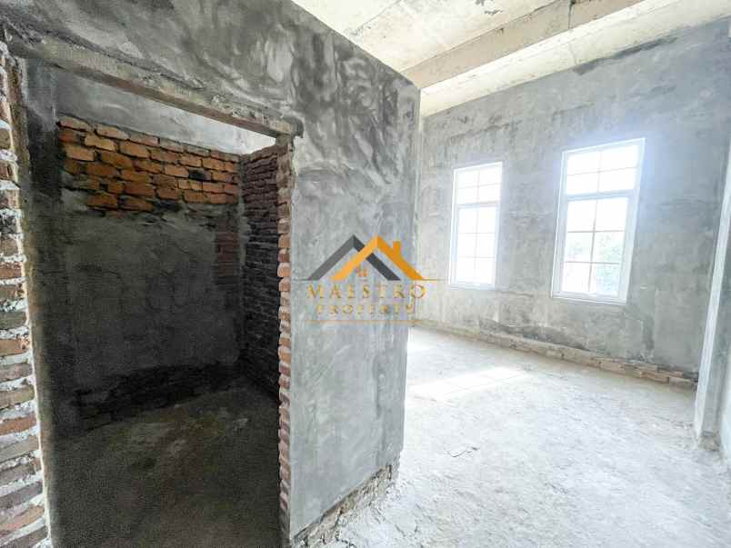 dijual rumah komplek the venetian jalan